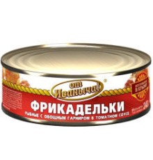 Томат соусындағы көкөніс гарнирі бар балық фрикаделькалары