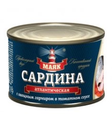 Томат соусындағы көкөніс гарнирі бар атлантикалық сардина