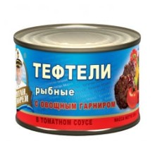 Томат соусындағы көкөніс гарнирі бар балық тефтельдері