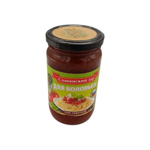 Бутылка томатного соуса "Славянский дар" для болоньезе, 260 г, на фоне кухонного стола. Алматы.