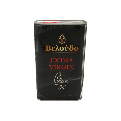 Бутылка оливкового масла Extra Virgin Veloudo объемом 1 литр, Греция, с этикеткой, изображающей оливки и греческий пейзаж.